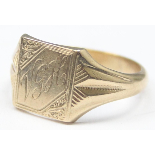 1122 - 9ct gold signet ring with engraved decoration, Birmingham 1962, approx size U, approx 4.81g gross