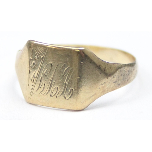 1123 - 9ct gold signet ring with engraved decoration, Birmingham 1967, approx size X, approx 2.79g gross