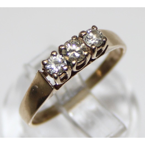 1162 - A vintage 9ct gold 3 stone diamond trilogy ring with claw setting, the diamonds assessed as approx 0... 