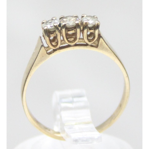 1162 - A vintage 9ct gold 3 stone diamond trilogy ring with claw setting, the diamonds assessed as approx 0... 