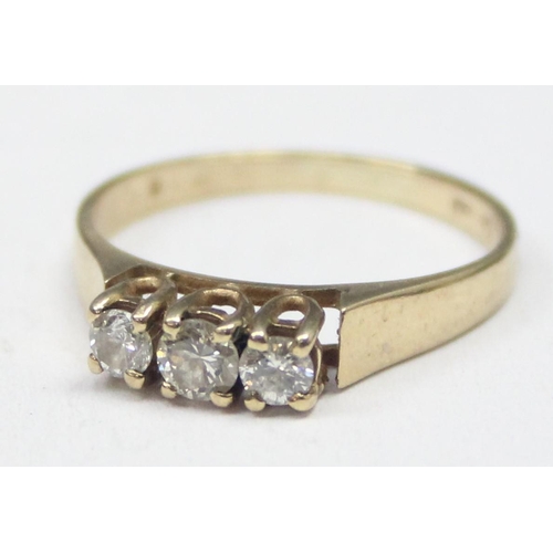 1162 - A vintage 9ct gold 3 stone diamond trilogy ring with claw setting, the diamonds assessed as approx 0... 