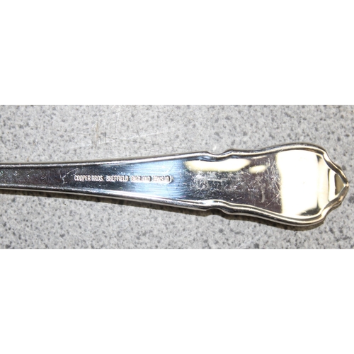 1019 - Mix of silver-plated flatware to incl Cooper Brothers, approx 4.9kg gross