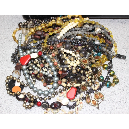 1107 - Case of assorted vintage costume jewellery