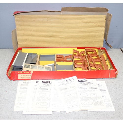 1515 - A large qty of assorted OO gauge railway items to inc track, accessories, transformer etc (3 boxes)