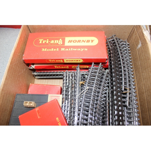 1515 - A large qty of assorted OO gauge railway items to inc track, accessories, transformer etc (3 boxes)