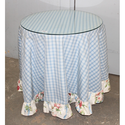 202 - A wooden bedside table and a vintage quilt, both Jane Churchill fabric, quilt measures approx 270cm ... 