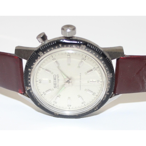 1301 - A vintage Seiko 45898TO chronograph wristwatch with 5719A cal mechanical movement and leather strap