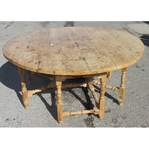 161 - A large vintage 18th century style pine double gateleg drop leaf table, approx 182cm wide x 182cm de... 