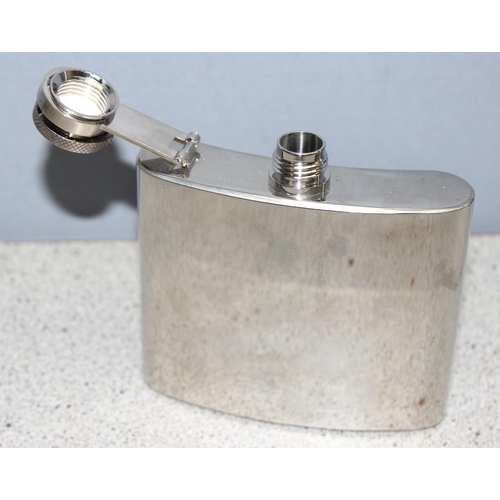 1022 - Stainless steel cocktail shaker and hipflask