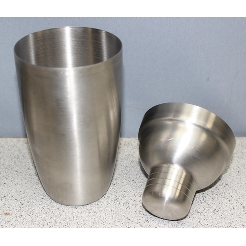 1022 - Stainless steel cocktail shaker and hipflask