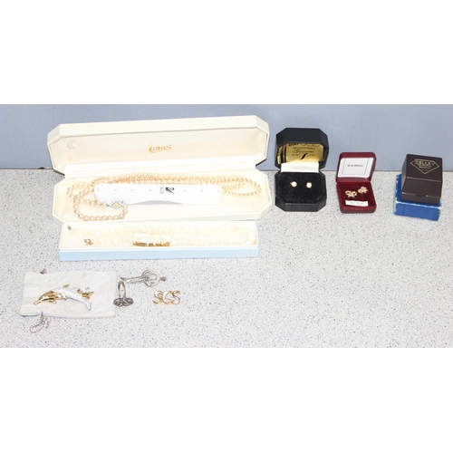 1127 - Mixed lot of costume jewellery to incl rings, earrings, necklace, incl some silver etc