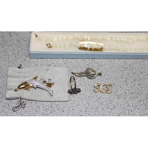 1127 - Mixed lot of costume jewellery to incl rings, earrings, necklace, incl some silver etc