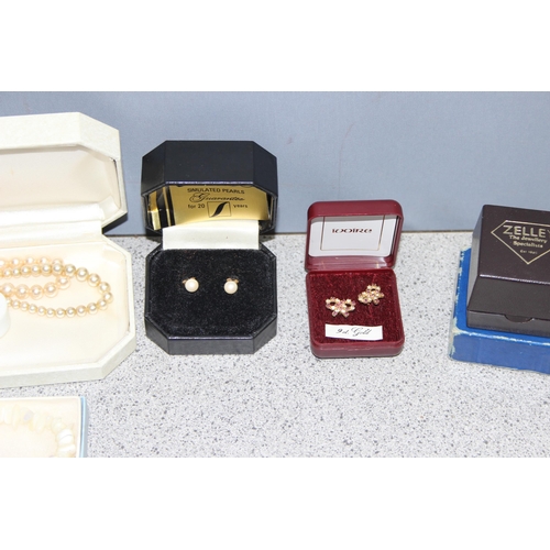 1127 - Mixed lot of costume jewellery to incl rings, earrings, necklace, incl some silver etc