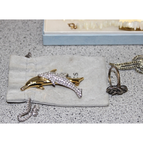 1127 - Mixed lot of costume jewellery to incl rings, earrings, necklace, incl some silver etc