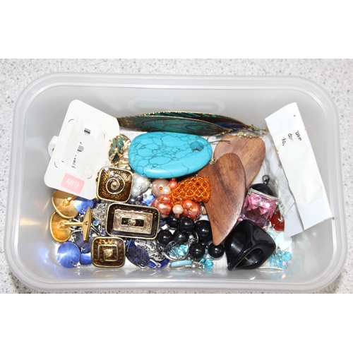 1138 - Qty of costume jewellery to incl necklaces, pendants, bangles etc