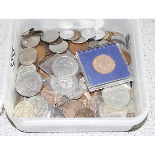 1252 - Qty of assorted mixed world and British coins, approx 1.5kg gross to inc monometallic £2 coins etc