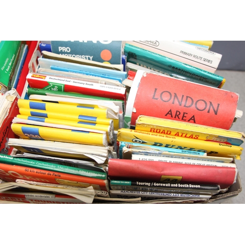 534 - Large qty of various travel guides and ordnance survey maps to include Michelin and AA