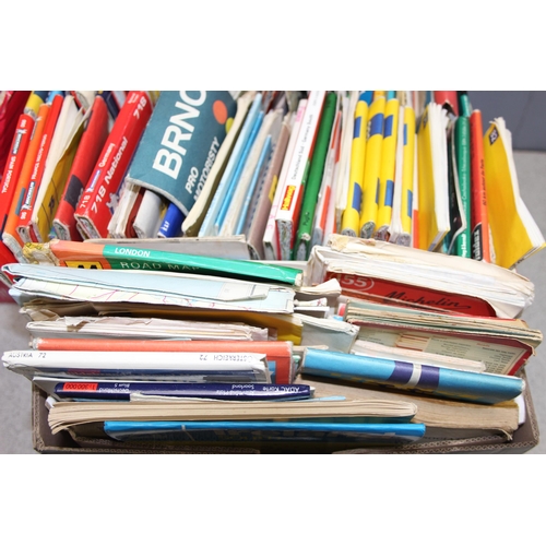 534 - Large qty of various travel guides and ordnance survey maps to include Michelin and AA