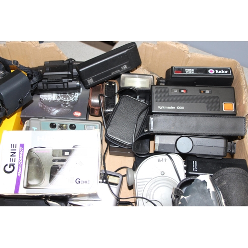 658 - Qty of mixed cameras, lenses and photography equipment to include Olympus, Kodak and Cannon