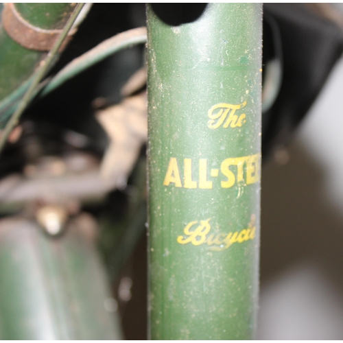 724 - A vintage Raleigh bicycle in British Racing Green with leather Brooks saddle