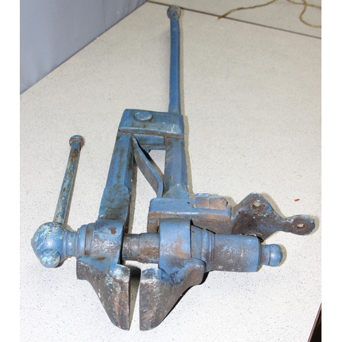 815 - Vintage blacksmith's leg vice, approx 100cm long