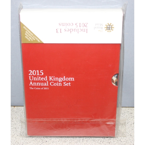 1239 - Great Britain & Northern Ireland Royal Mint coins - 2015 United Kingdom annual coin set, 13 coins in... 