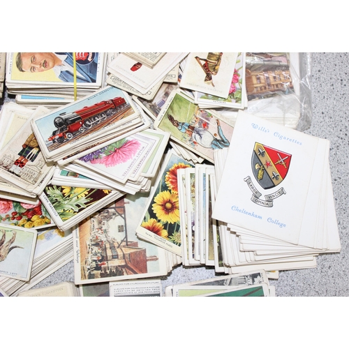 516 - Qty of loose vintage cigarette cards to incl Players, Wills etc