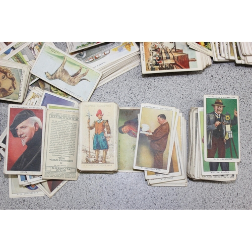 516 - Qty of loose vintage cigarette cards to incl Players, Wills etc