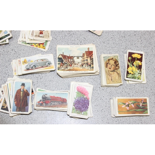 516 - Qty of loose vintage cigarette cards to incl Players, Wills etc