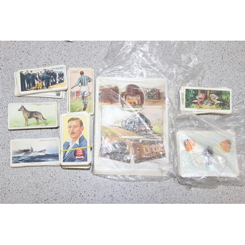 516 - Qty of loose vintage cigarette cards to incl Players, Wills etc