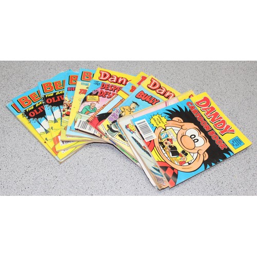 520 - Large qty of mostly childrens annuals, comics and other hardback books to include Commando, Beano, D... 