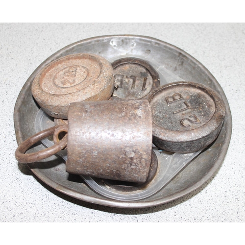 655 - Cast iron weighing scales with weights