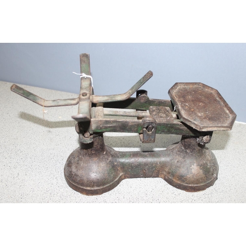 655 - Cast iron weighing scales with weights