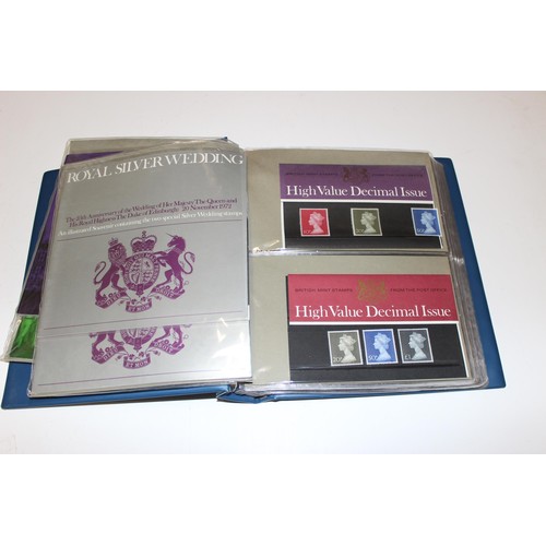 525 - Stamps - Qty of GB Presentation Pack stamps and collectors packs, 1970's and 1980's, in blue albums,... 