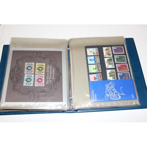 525 - Stamps - Qty of GB Presentation Pack stamps and collectors packs, 1970's and 1980's, in blue albums,... 