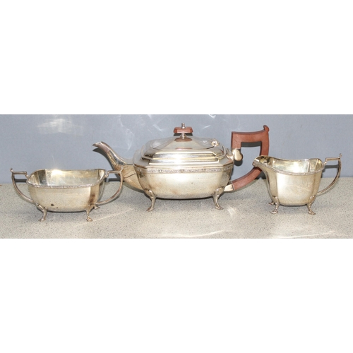 1088 - Art Deco period silver plated tea set to include teapot, sugar bowl and cream jug, tea pot approx 13... 