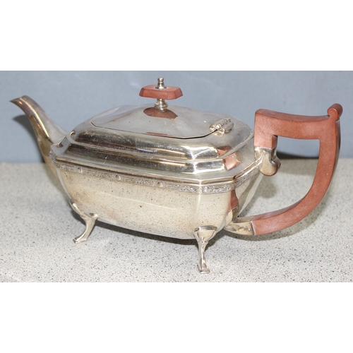 1088 - Art Deco period silver plated tea set to include teapot, sugar bowl and cream jug, tea pot approx 13... 