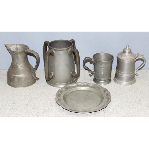 1093 - Qty of antique pewterware to include jug and unusual 4 handled tankard, approx 4.3kg gross weight