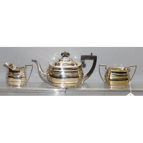 1094 - A vintage Georgian style silver plated tea set to include teapot, sugar bowl and cream jug