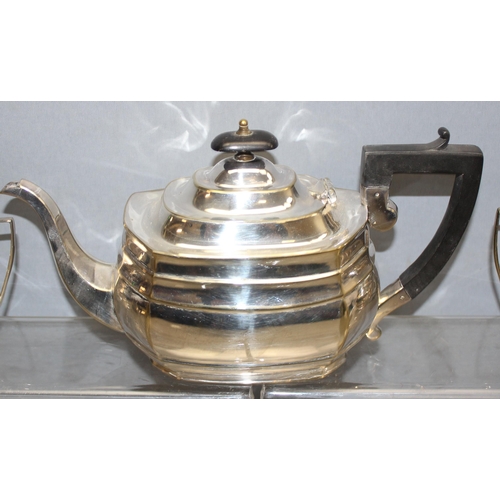 1094 - A vintage Georgian style silver plated tea set to include teapot, sugar bowl and cream jug