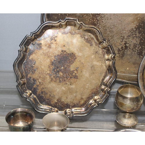 1095 - Qty of antique and later silver plated items to include serving trays, approx 6.6kg gross