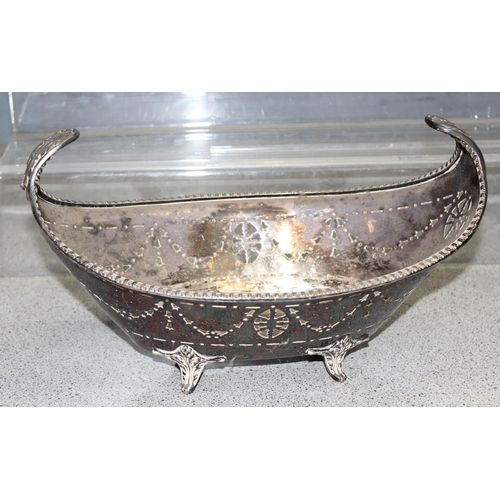 1097 - Qty of antique and later silver plate to include serving trays and vases, approx 6.8kg gross