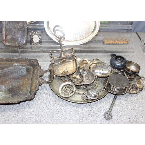 1099 - Qty of antique and later silver plate to include trays and a dressing table set, approx 11.9kg gross