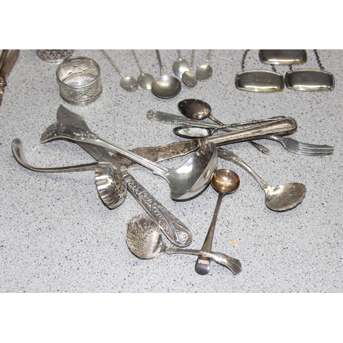 1099A - Mixed lot of interesting silver plated items to include napkin rings, decanter labels and a silver p... 