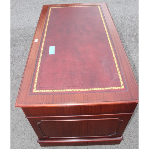 138 - A large antique style mahogany pedestal desk with red leather inset top, approx 137cm wide x 76cm de... 