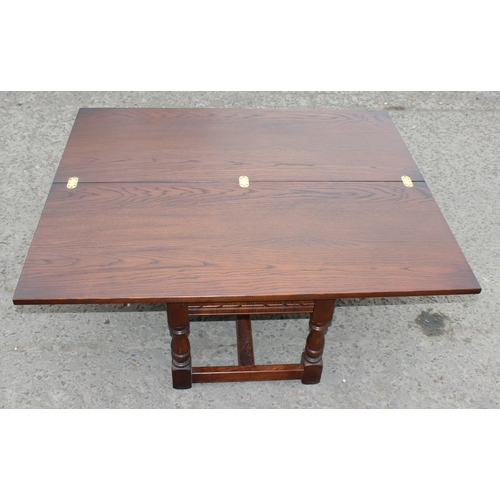 139 - An unusual vintage oak coffee table with fold out top, approx 122cm wide x 51cm deep x 46cm tall (10... 