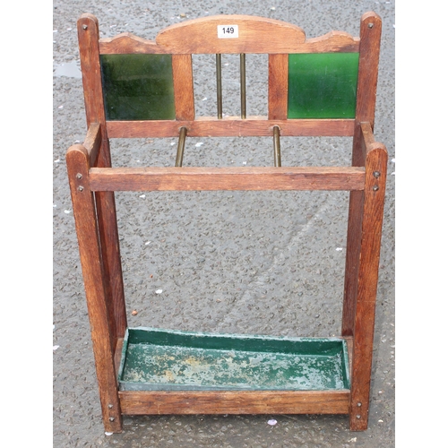 149 - An early 20th century Arts & Crafts period oak umbrella or stick stand with green tile back, approx ... 