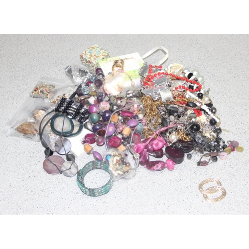 1182 - Qty of costume jewellery to include bangles, bracelets and earrings