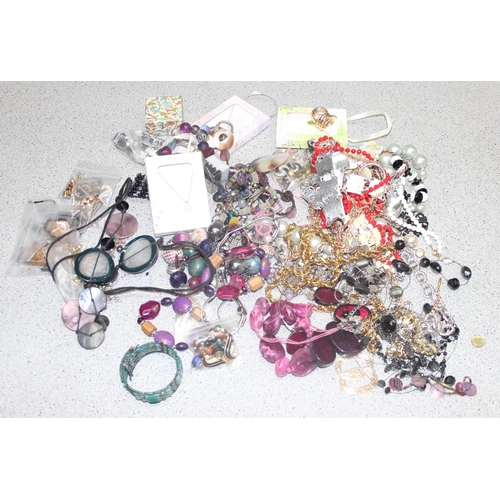 1182 - Qty of costume jewellery to include bangles, bracelets and earrings