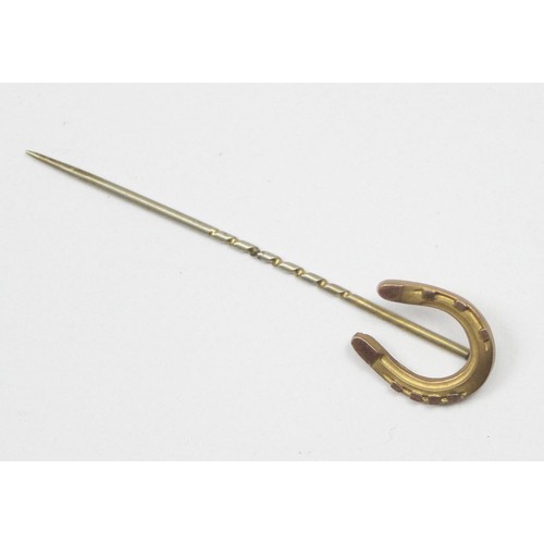 1180 - An antique 9ct gold stick pin formed as a lucky horseshoe, marked 9ct and XRF confirmed, approx 0.84... 